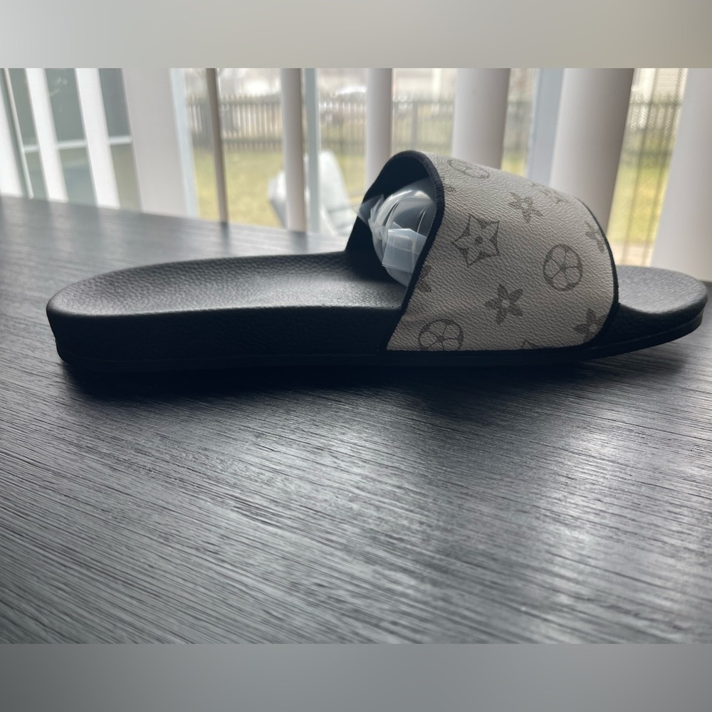 Classic White and Gray size 45 EU Monogram Slide Sandals - Picture 8 of 9